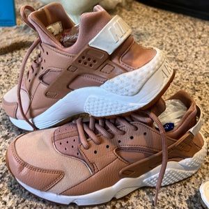 Nike air Huarache ladies sz 8 . Very good cond .
